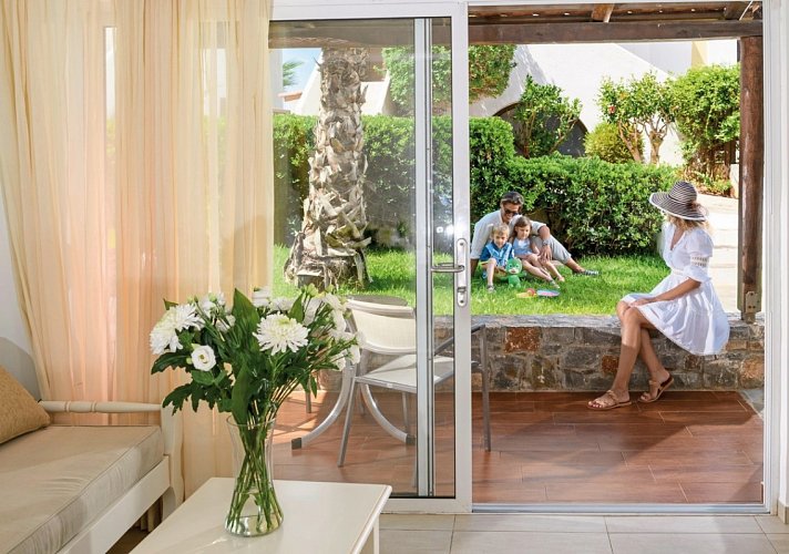 Alexander Beach Hotel & Village Resort - Wohnbeispiel Familienzimmer Gartenblick (Zimmercodierung FBG)