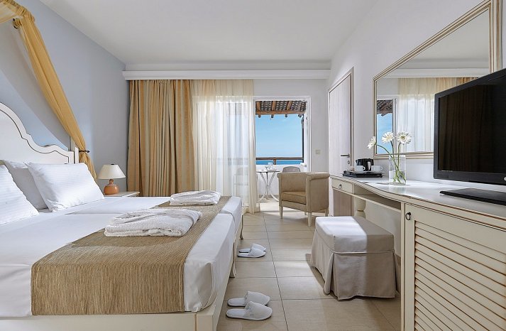 Alexander Beach Hotel & Village Resort - Wohnbeispiel Doppelzimmer Meerblick Meeresfront (Zimmercodierung DBM)