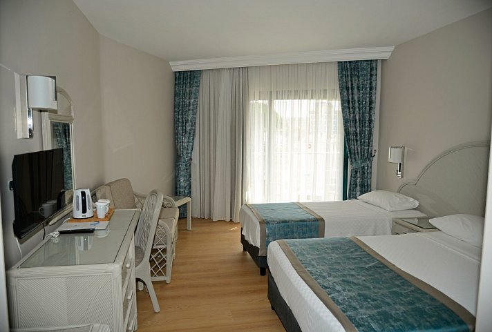 Aska Just In Beach - Wohnbeispiel Doppelzimmer seitl. Meerblick (Zimmercodierungen DBN, DCN, DBC & DCC)