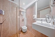 Q Ella Beach Hotel - Beispiel Bad (Zimmercodierungen DB1, DC1, DE1, DE2, DBP, DCP & DD1)