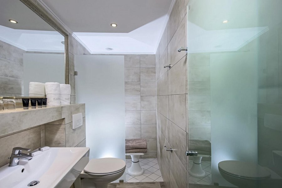 Matheo Villas & Suites - Badbeispiel (Zimmercodierungen DBN, DBM & DPG)