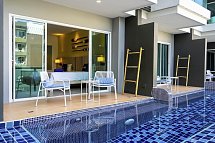 Andakira Hotel Patong - Wohnbeispiel Deluxe Pool Access (Zimmercodierung DDQ)