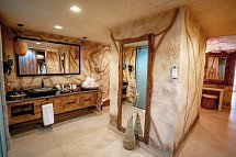 Caves Beach Resort - Beispiel Bad Doppelzimmer Premium Poolblick