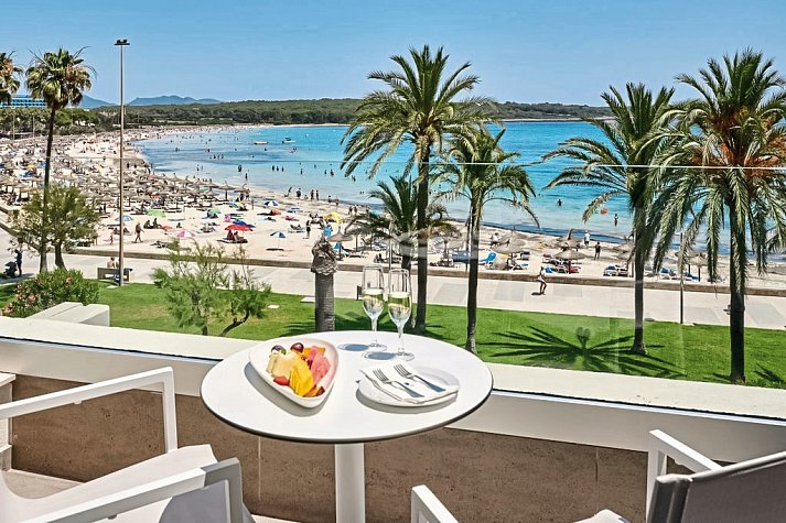 Hipotels Mediterraneo - Beispiel Balkon Doppelzimmer Premium Meerblick (Zimmercodierung DMM)