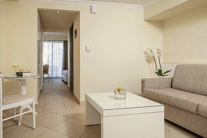 Lindos Village Resort & Spa - Wohnbeispiel Juniorsuite Gartenblick (Zimmercodierung J1G)