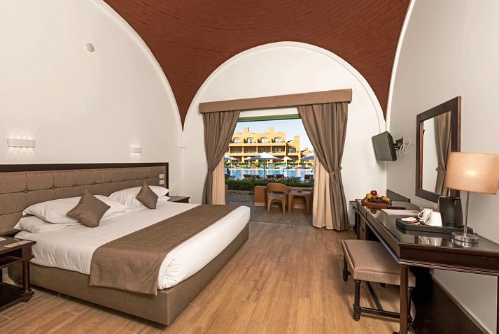 Akassia Swiss Resort - Wohnbeispiel Doppelzimmer Poolblick (Zimmercodierungen DGP & DCP)