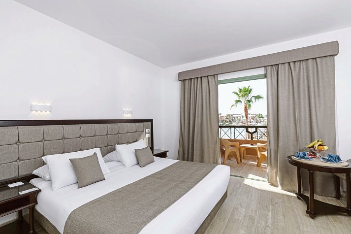 Akassia Swiss Resort - Wohnbeispiel Doppelzimmer Standard Poolblick (Zimmercodierungen DGP & DCP)