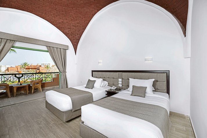 Akassia Swiss Resort - Wohnbeispiel Doppelzimmer Standard Poolblick (Zimmercodierungen DGP & DCP)
