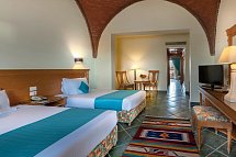 Akassia Swiss Resort - Wohnbeispiel Familienzimmer Poolblick (Zimmercodierung F1P)