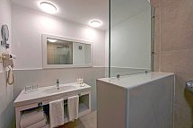 Royal Brayka Resort - Beispiel Bad Doppelzimmer Deluxe Gartenblick (Zimmercodierungen DDG & DCG)