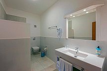 Royal Brayka Resort - Beispiel Bad Doppelzimmer Deluxe Meeresfront (Zimmercodierungen DDO & DCO)